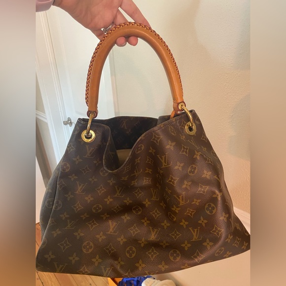 Loui Vuitton - Picture 2 of 5